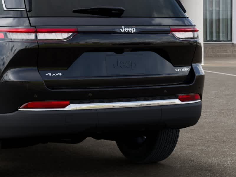 2027 Jeep Grand Cherokee LAREDO X 4X4
