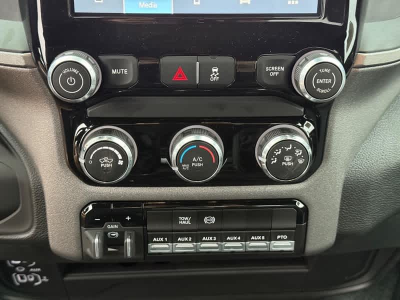 2026 RAM 5500 Chassis Cab RAM 5500 TRADESMAN CHASSIS REGULAR CAB 4X4 84' CA