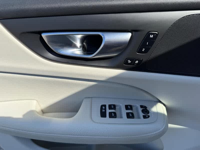 2022 Volvo S60 B5 Momentum