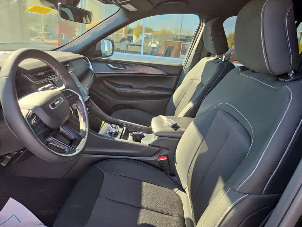 2025 Jeep Grand Cherokee Laredo 4x4
