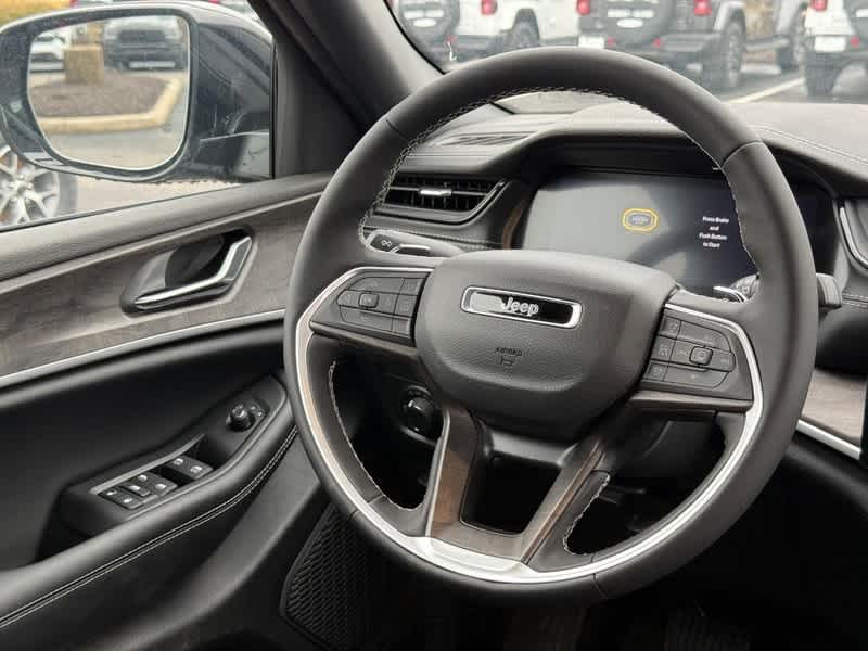 2026 Jeep Grand Cherokee Laredo Altitude