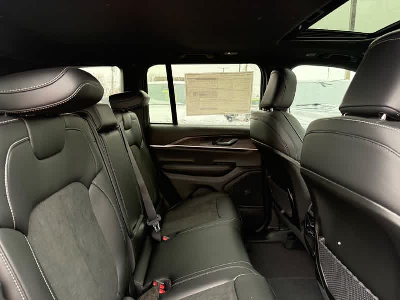 2026 Jeep Grand Cherokee Laredo Altitude