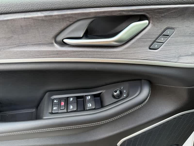 2023 Jeep Grand Cherokee Base