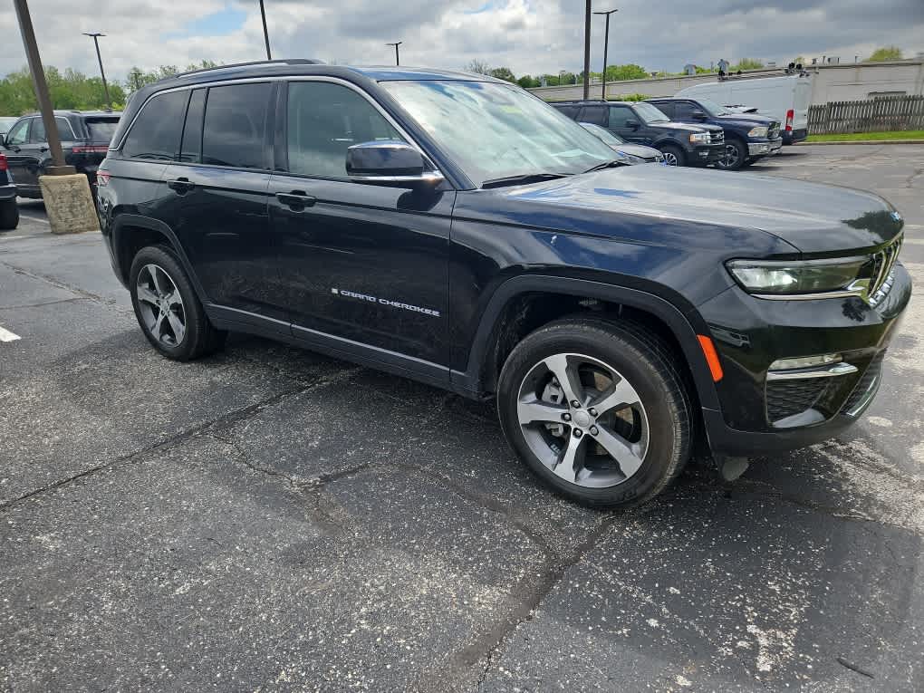 2023 Jeep Grand Cherokee Base