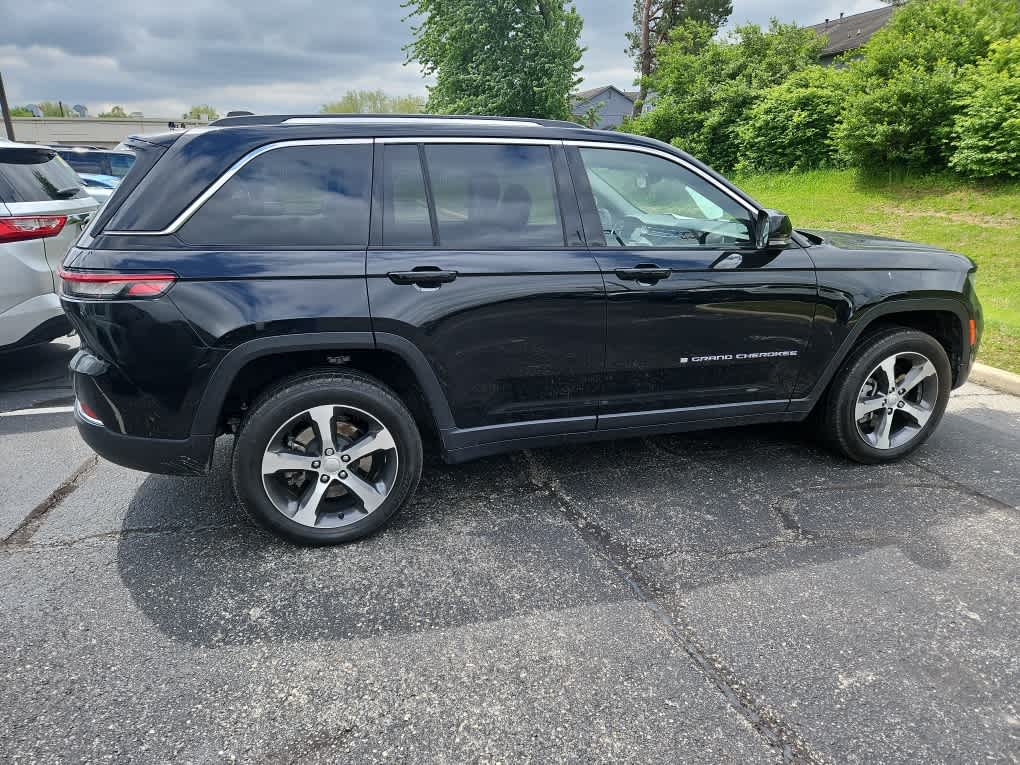 2023 Jeep Grand Cherokee Base