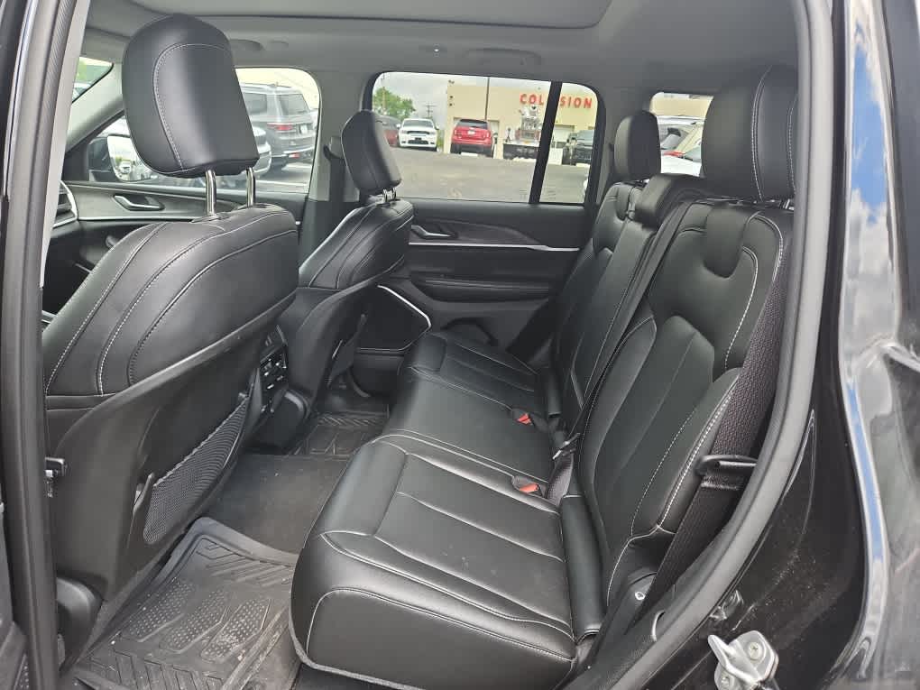 2023 Jeep Grand Cherokee Base