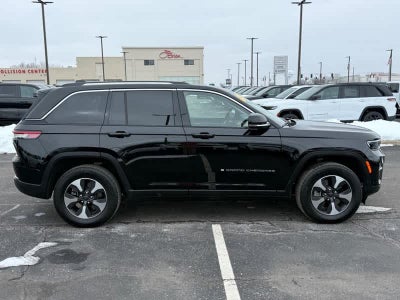 2023 Jeep Grand Cherokee Base