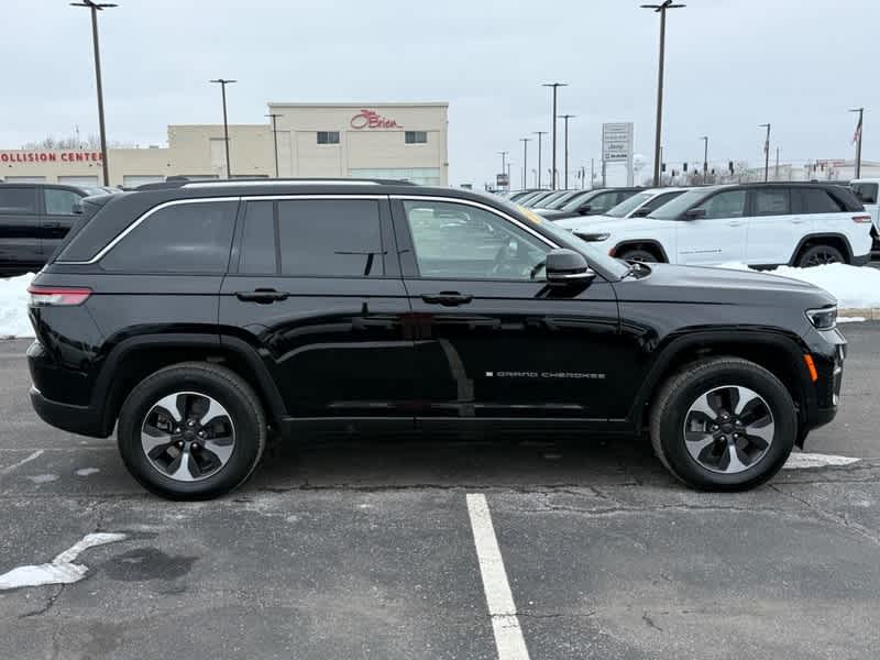2023 Jeep Grand Cherokee Base