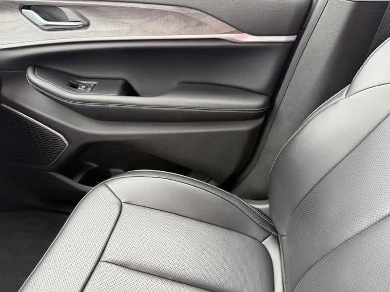 2023 Jeep Grand Cherokee Base