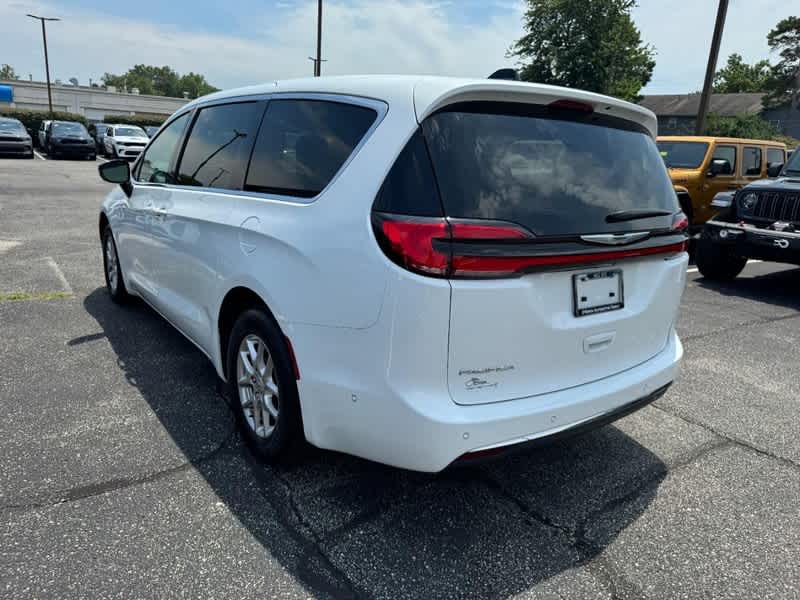 2025 Chrysler Pacifica Select