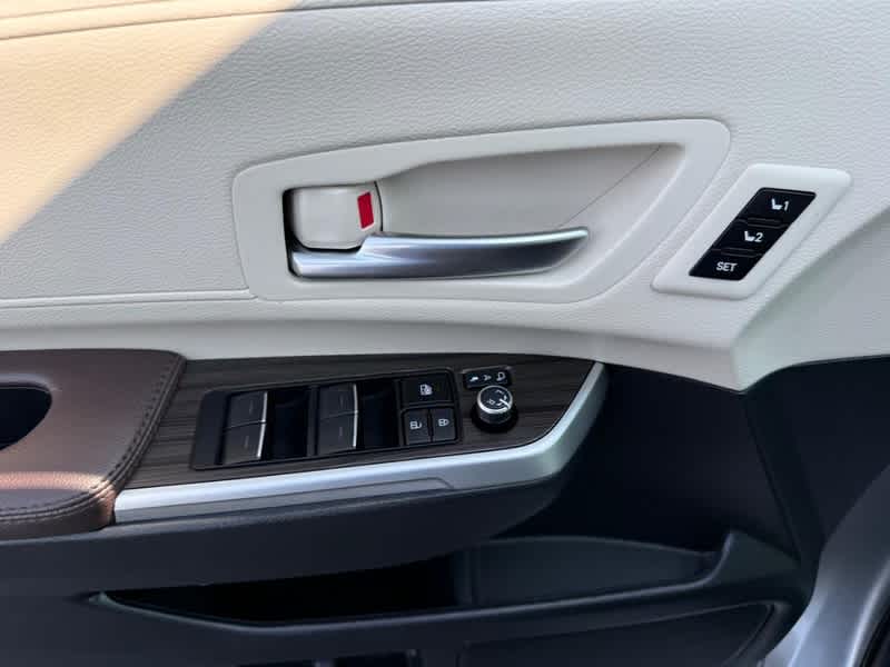 2023 Toyota Sienna Platinum FWD 7-Passenger