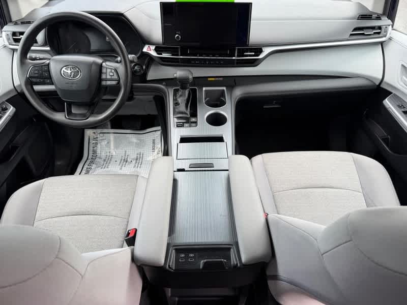 2025 Toyota Sienna LE FWD 8-Passenger