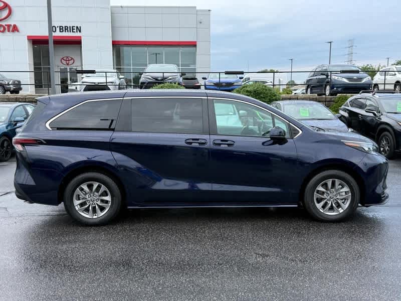 2025 Toyota Sienna LE FWD 8-Passenger