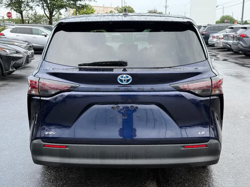 2025 Toyota Sienna LE FWD 8-Passenger