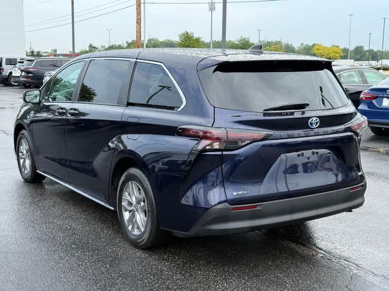 2025 Toyota Sienna LE FWD 8-Passenger