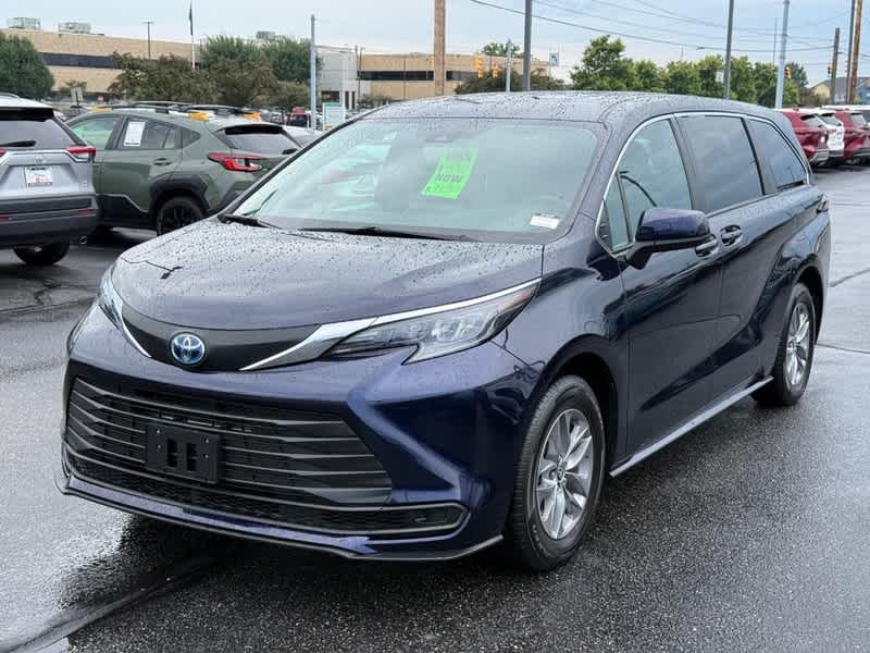 2025 Toyota Sienna LE FWD 8-Passenger
