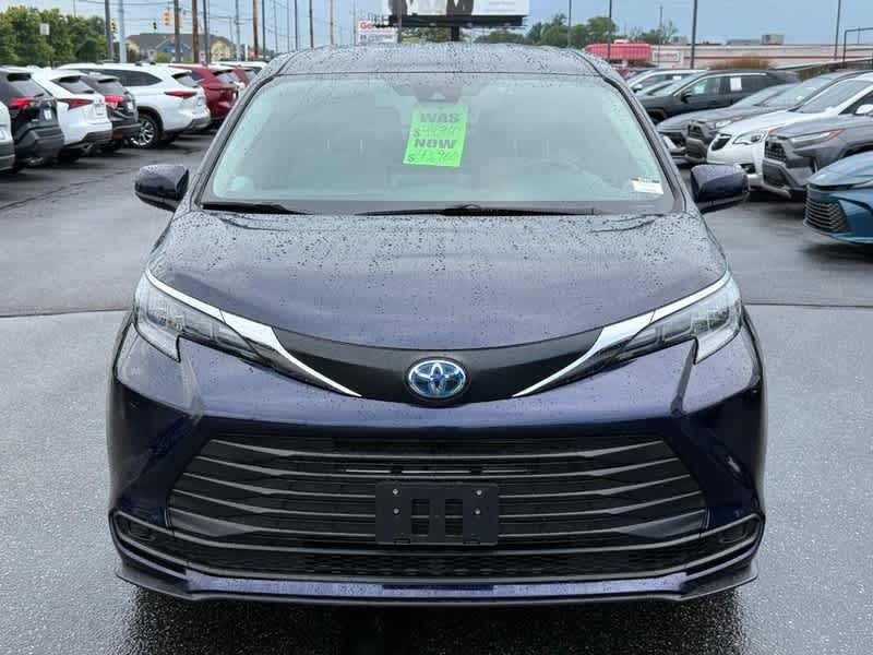 2025 Toyota Sienna LE FWD 8-Passenger