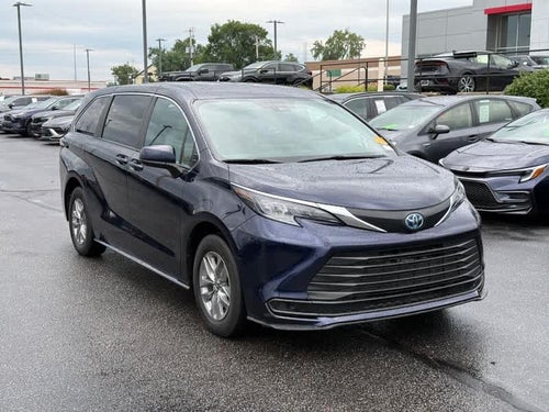 2025 Toyota Sienna LE FWD 8-Passenger
