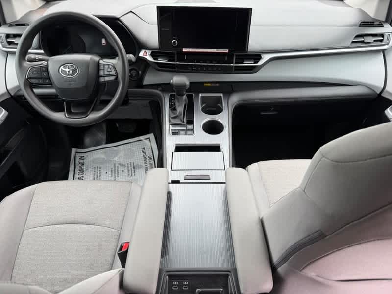 2025 Toyota Sienna LE FWD 8-Passenger