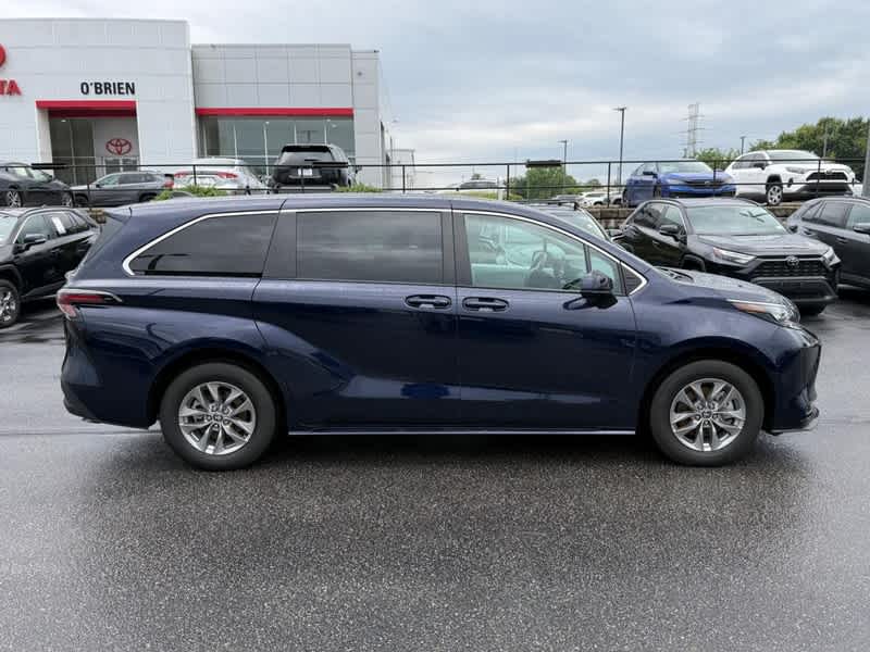 2025 Toyota Sienna LE FWD 8-Passenger
