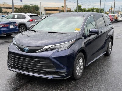 2025 Toyota Sienna LE FWD 8-Passenger