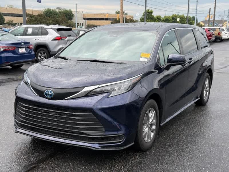 2025 Toyota Sienna LE FWD 8-Passenger