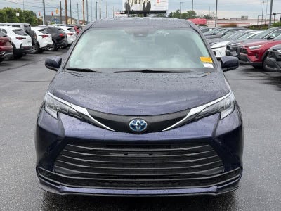 2025 Toyota Sienna LE FWD 8-Passenger