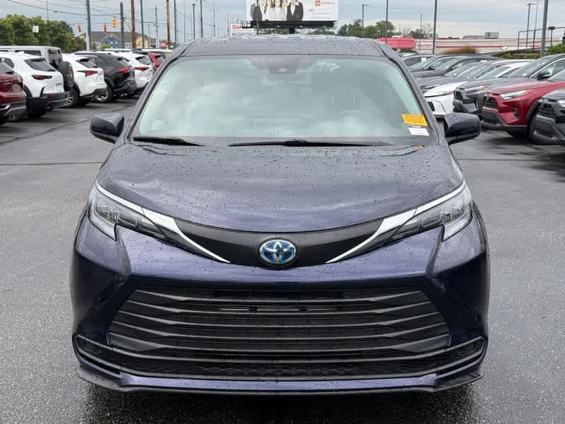 2025 Toyota Sienna LE FWD 8-Passenger