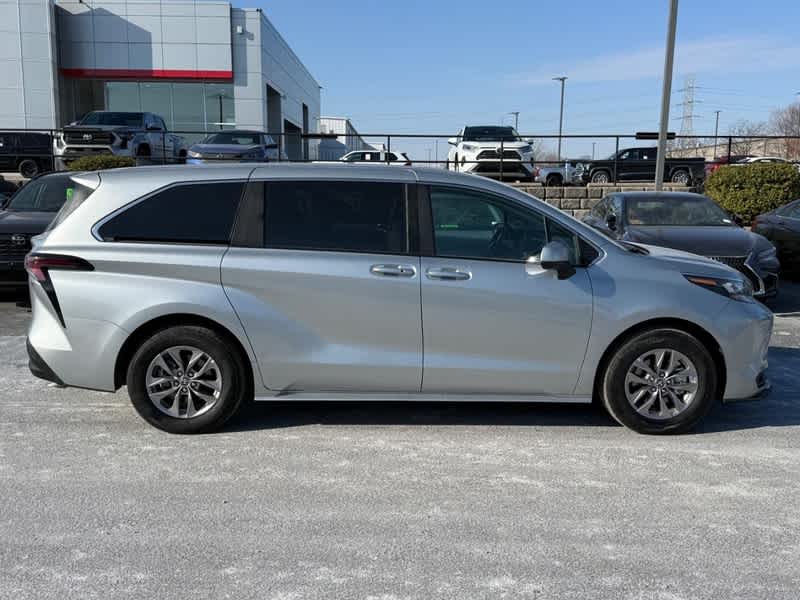 2025 Toyota Sienna LE FWD 8-Passenger