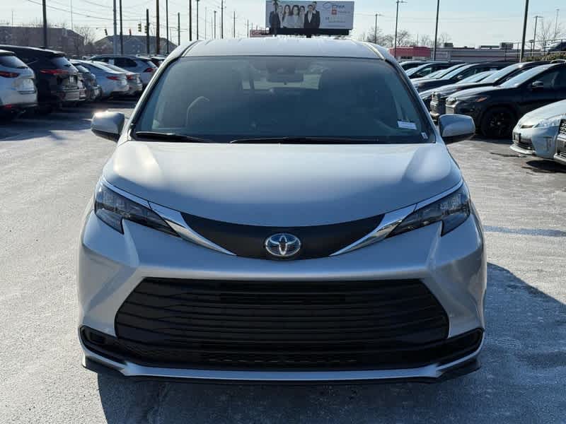 2025 Toyota Sienna LE FWD 8-Passenger