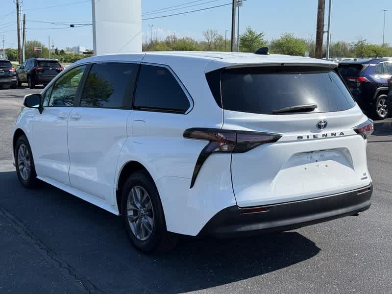 2023 Toyota Sienna LE FWD 8-Passenger