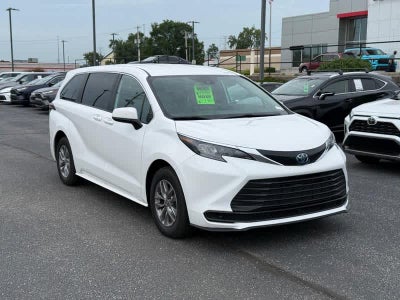 2025 Toyota Sienna LE FWD 8-Passenger