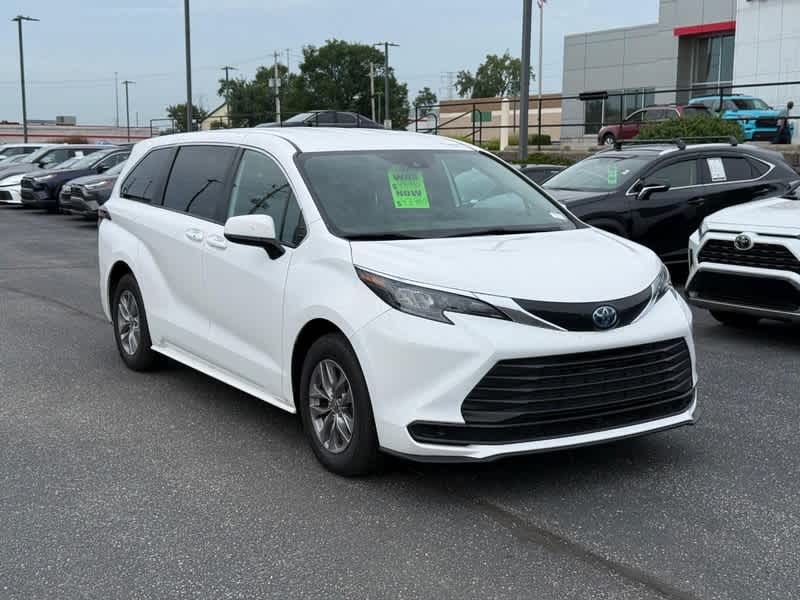 2025 Toyota Sienna LE FWD 8-Passenger