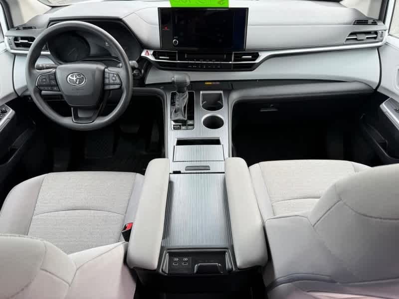 2025 Toyota Sienna LE FWD 8-Passenger