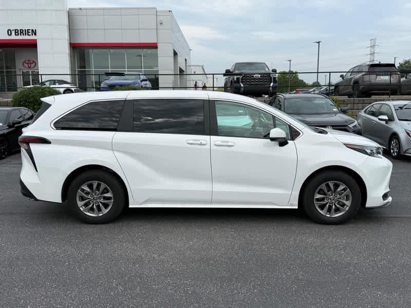 2025 Toyota Sienna LE FWD 8-Passenger