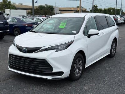 2025 Toyota Sienna LE FWD 8-Passenger