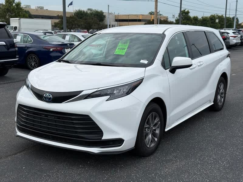2025 Toyota Sienna LE FWD 8-Passenger