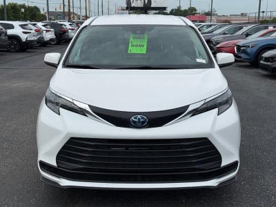 2025 Toyota Sienna LE FWD 8-Passenger