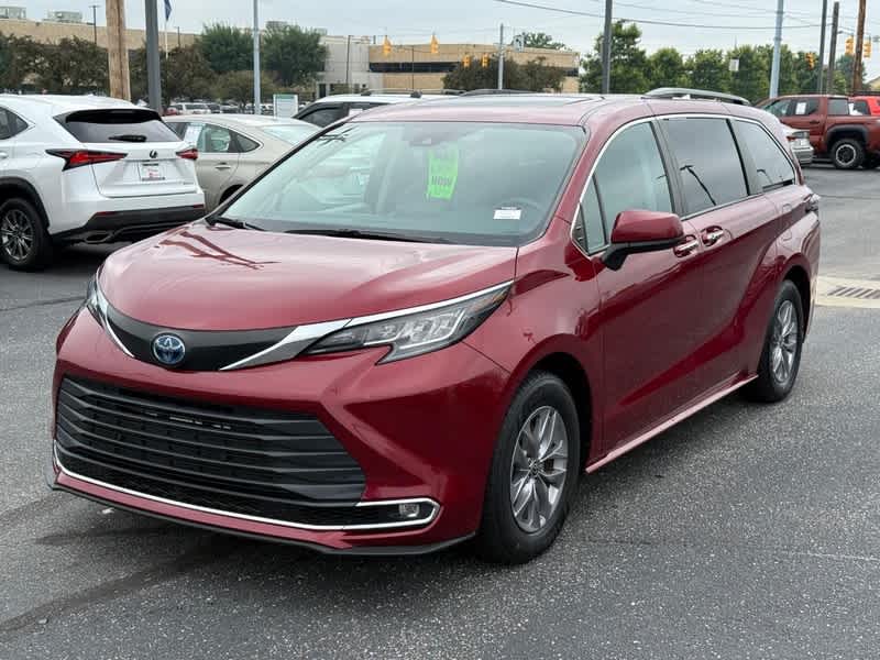 2023 Toyota Sienna XLE FWD 8-Passenger